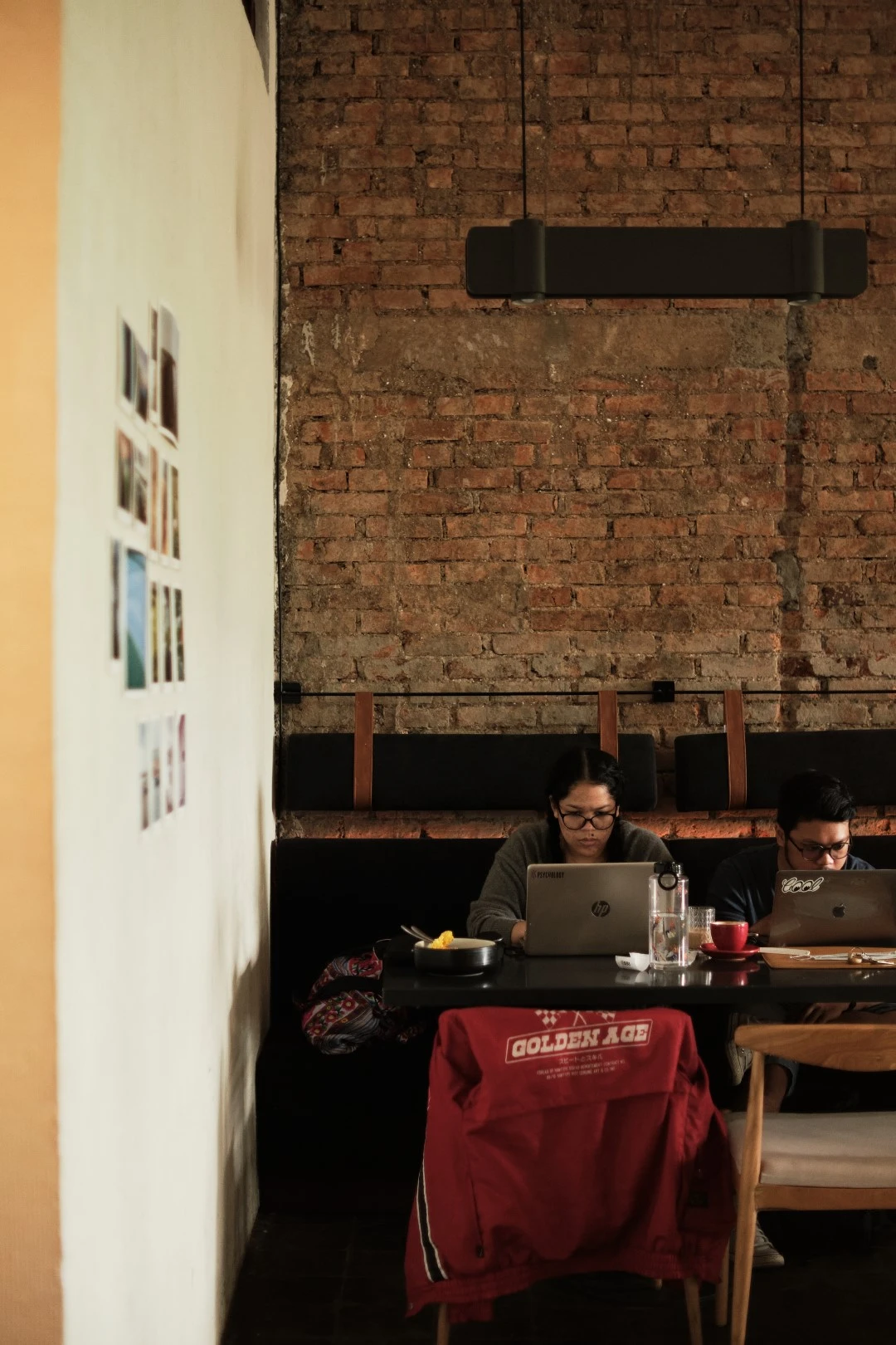 Orang sedang membuka laptop dan work from cafe