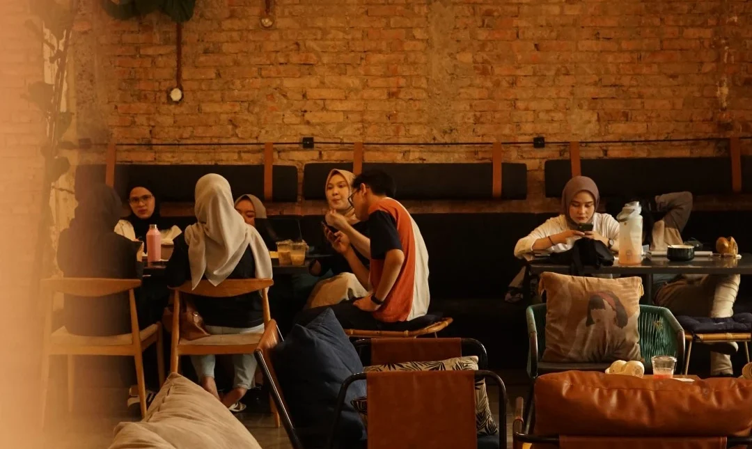 Mondayco: Coffee Shop Terbaik untuk WFC di Bandung (Wi-Fi Cepat & Nyaman)