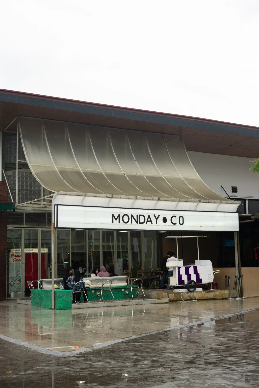 Monday coffee shop bandung