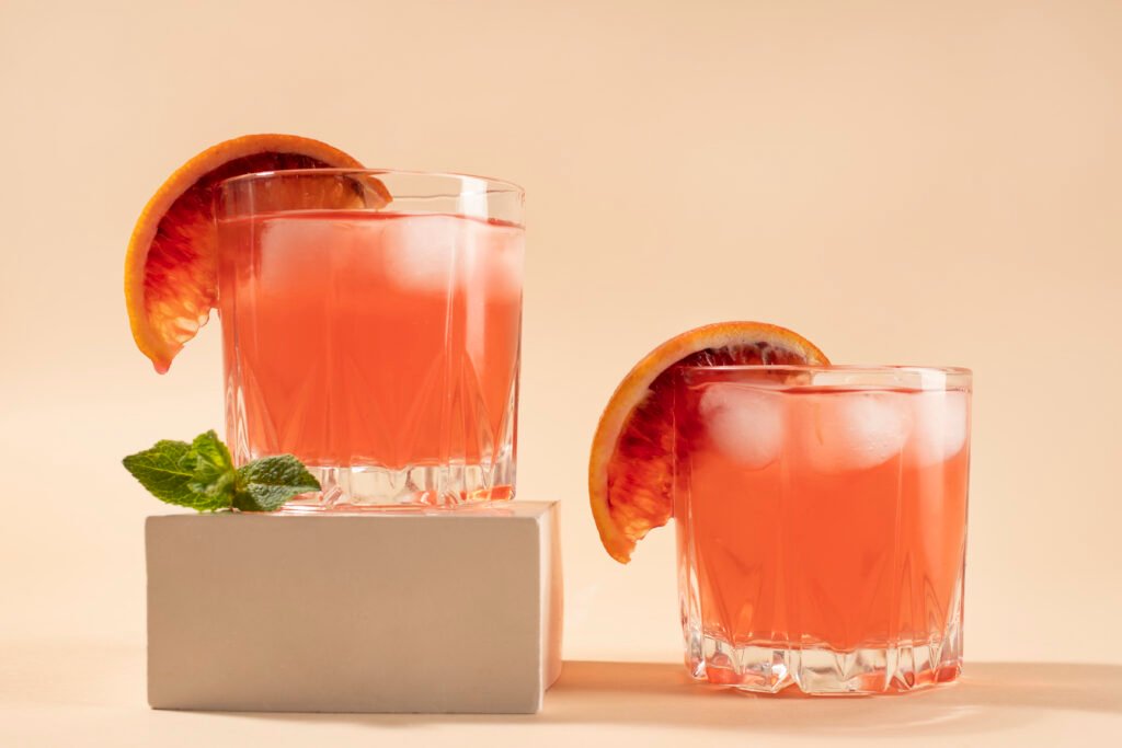 Gelas minuman berwarna oranye seperti mocktail