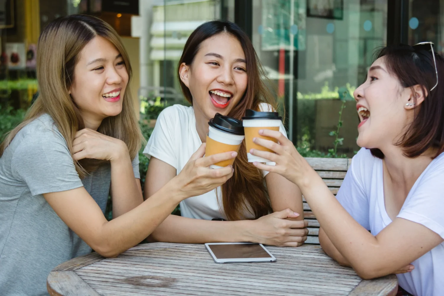 Sekumpulan teman duduk di cafe sambil minum kopi