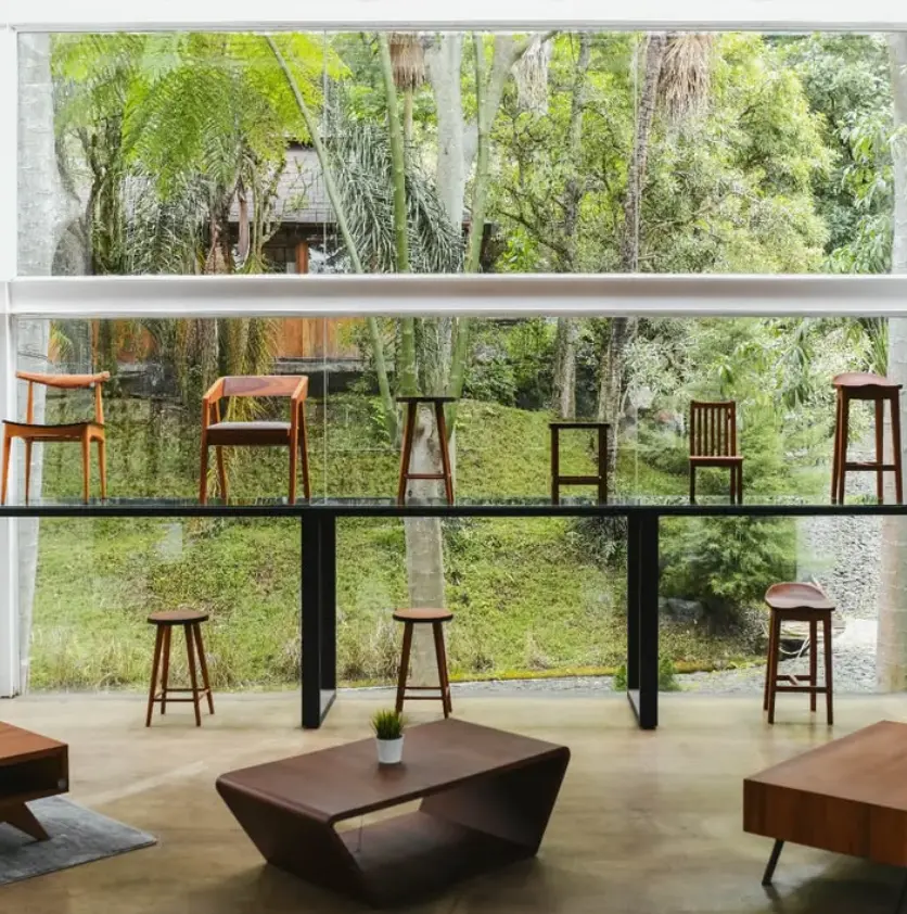 Nuansa desain interior kayu dan pemandangan hijau
