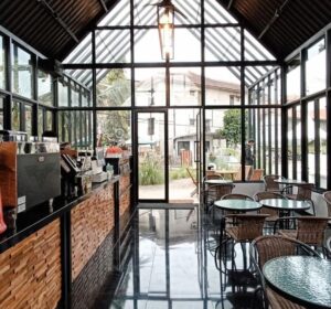 Area outdoor garden coworking space Cisgar Cafe di Jl. Cisitu Lama Dago