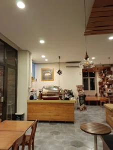 Suasana Nimna Bookcafe berkonsep perpustakaan di Jl. Aceh Bandung Wetan