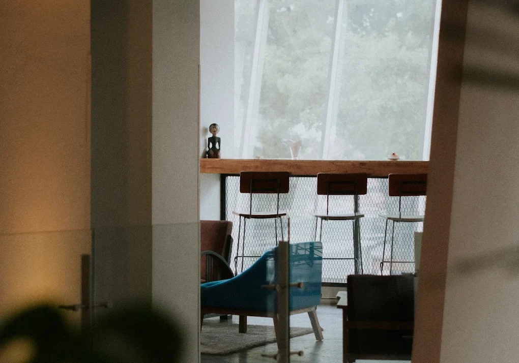 Suasana cafe sae 24 jam yang cozy untuk wfc