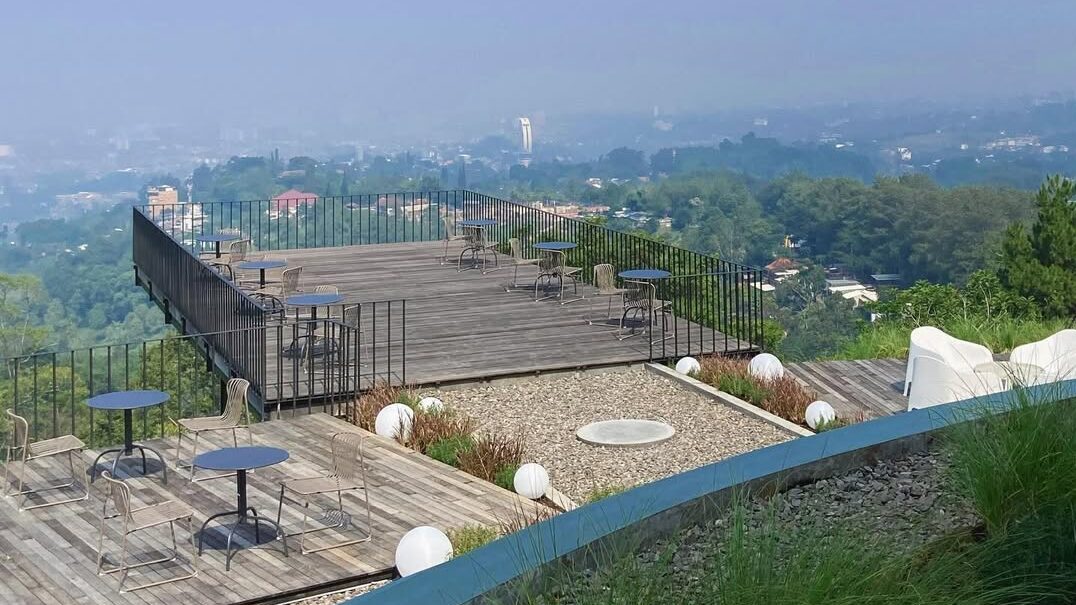 Imago Hills cafe di dago bandung pemandangan indah pegunungan perbukitan view kota bandung