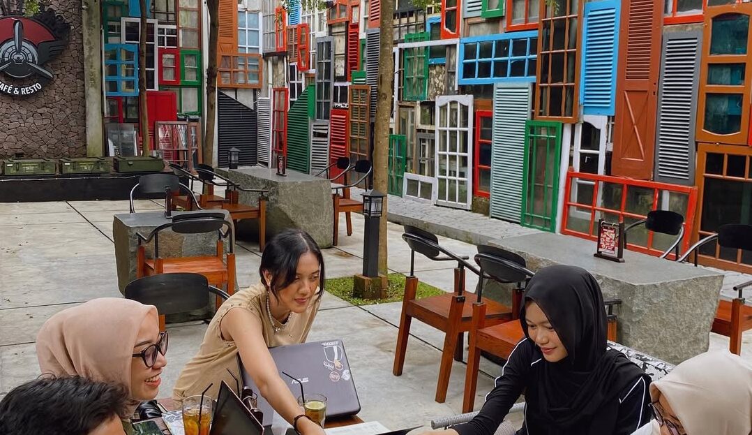 District Dago Cafe Resto restoran di dago bandung area outdoor live music hidangan nusantara lengkap