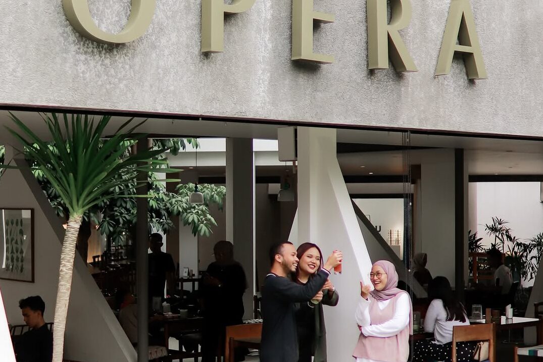 Opera Courtyard coffee shop di dago pakar bandung instagramable minimalis modern serba putih