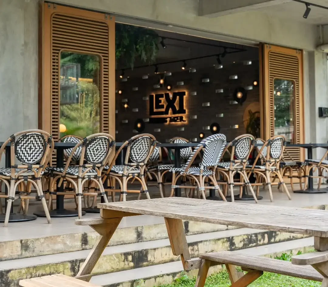 Lexi The Flying Tiger cafe pet friendly bandung botanical dining outdoor luas tropical sejuk snack anjing tersedia