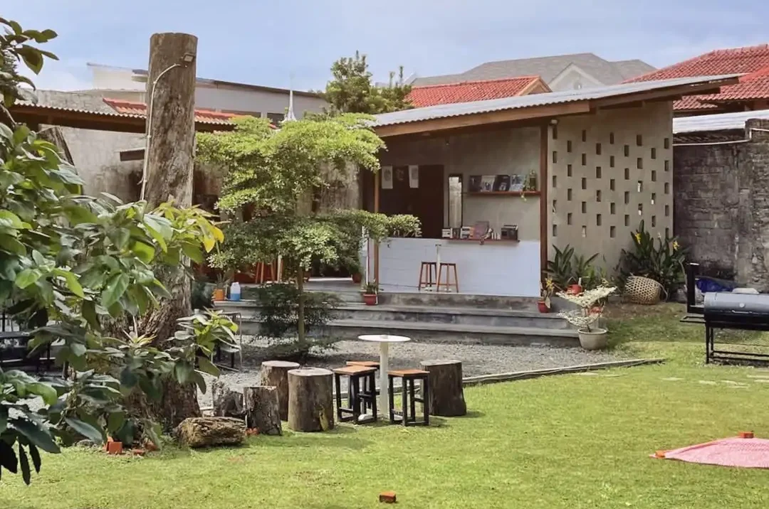 Kintsugi Terrace rekomendasi cafe pet friendly bandung halaman outdoor luas hijau anjing kucing bebas main