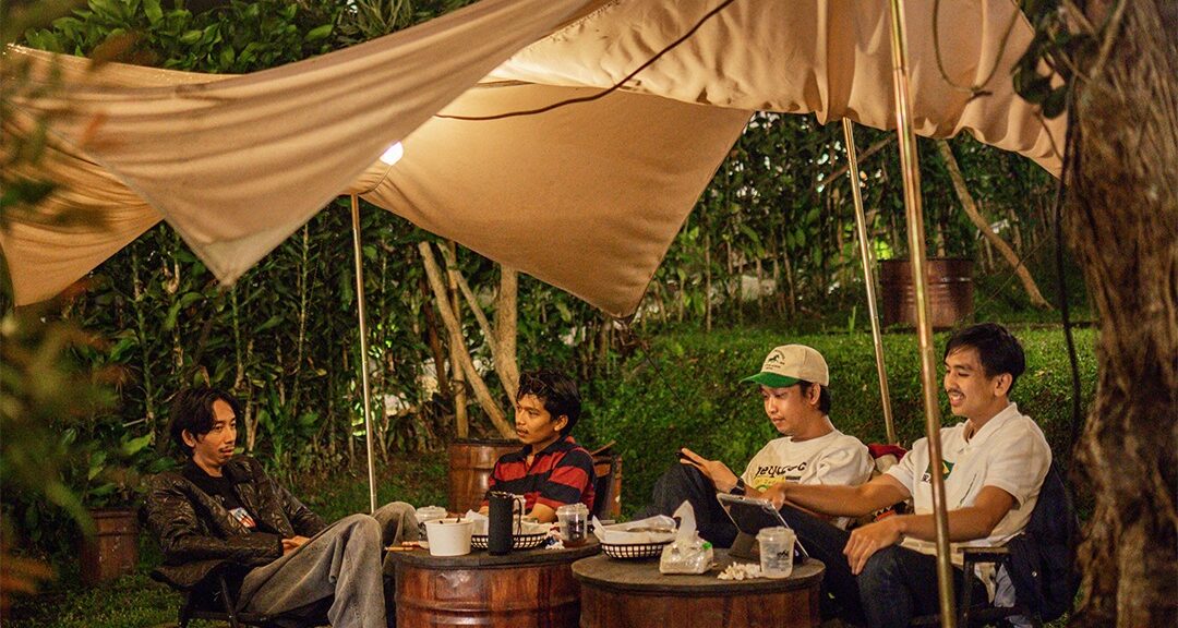Atanapi Coffee Camp coffee shop di dago bandung suasana outdoor alam terbuka dikelilingi pepohonan