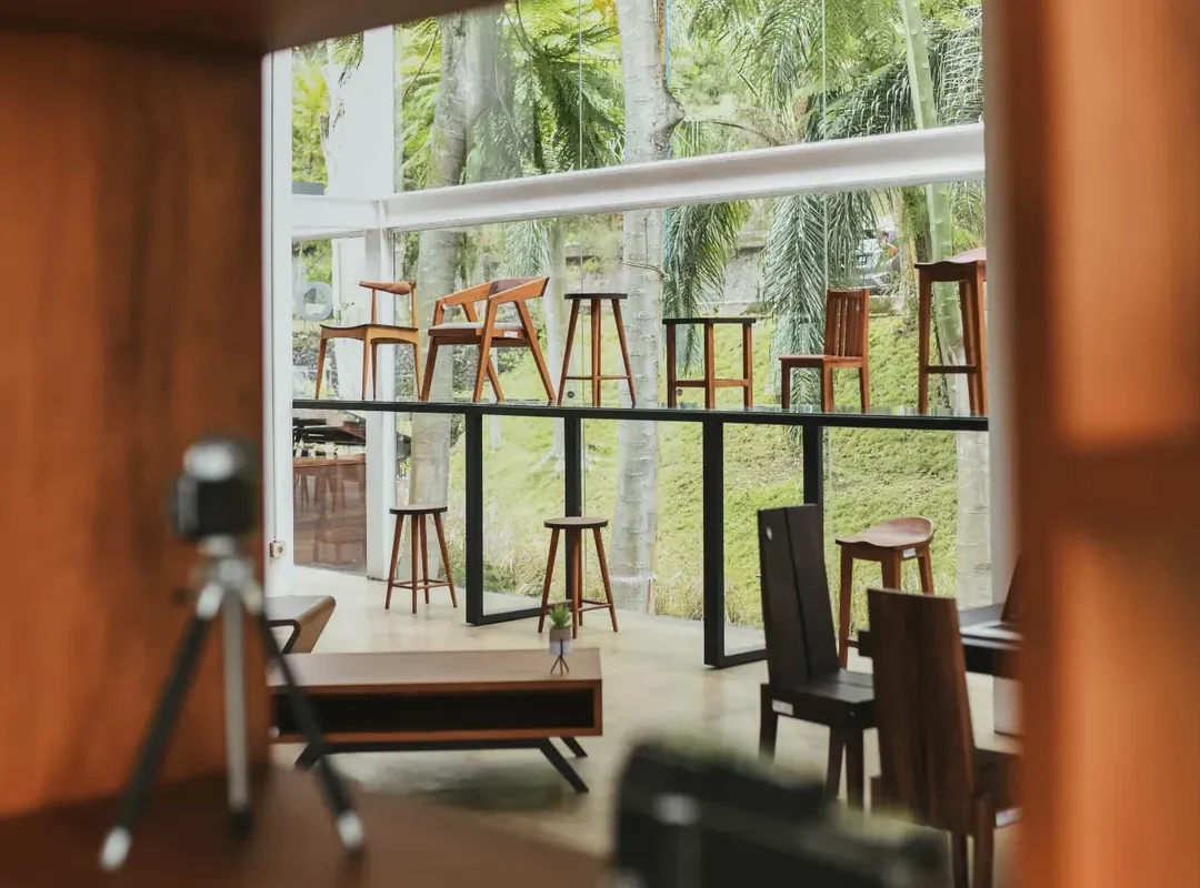 Congo Gallery Cafe Dago Pakar cafe pet friendly bandung nongkrong estetik kayu dekorasi vintage hewan peliharaan outdoor