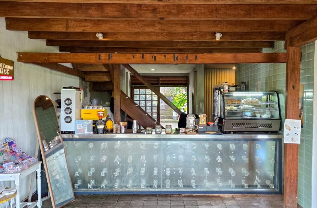 Interior Monday Coffee Co coffee shop di dago bandung estetik putih dan kayu dengan area indoor dan outdoor