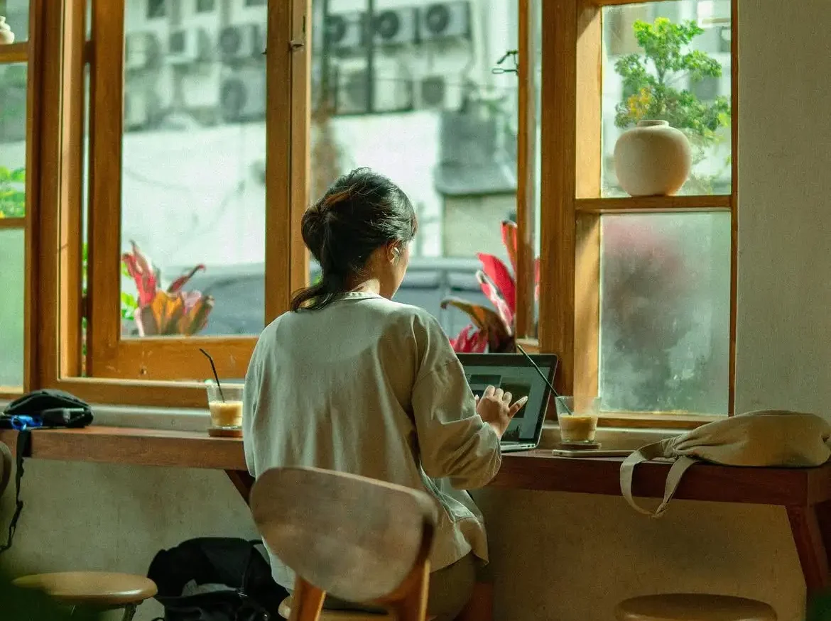 ruang artsy dan clean di Kyomi Space