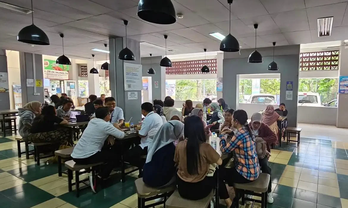 suasana makan siang di kantin salman itb bandung