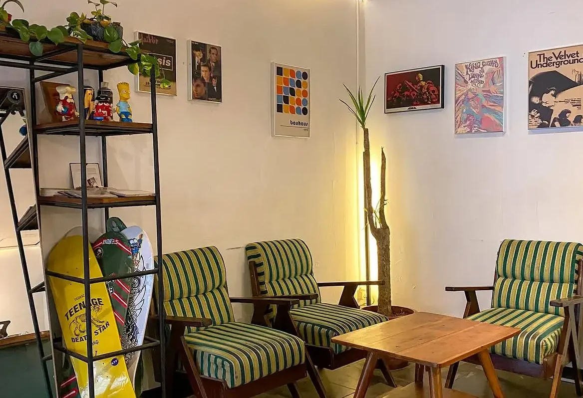 suasana cozy Rumah Kopi Abdul, hidden gem coffee shop di gang Cihapit Bandung