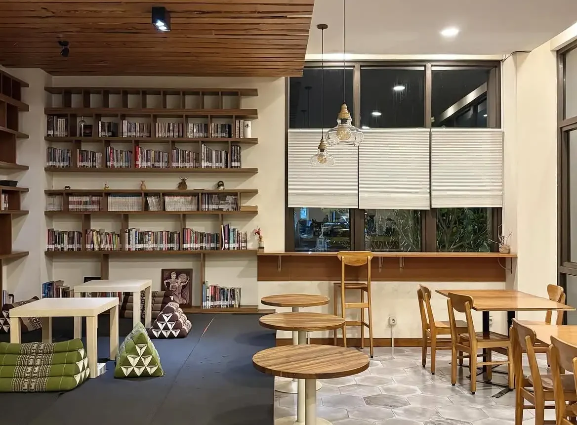 sudut baca tenang di Nimna Bookcafe Sukasari