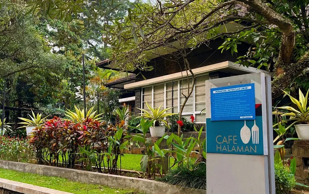 suasan cafe halaman bandung yang tampak asri