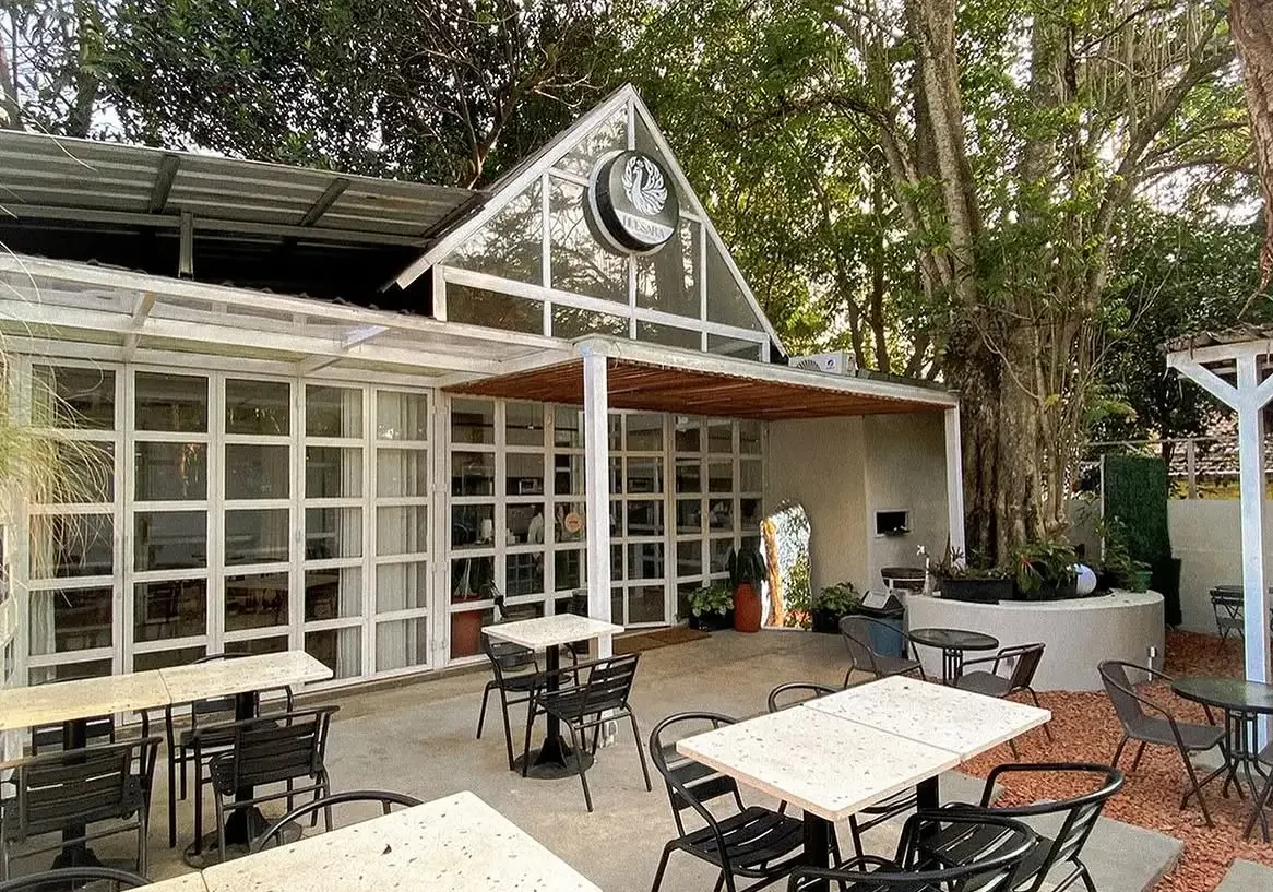 suasana cafe nuesara.id yang berada didekat itb