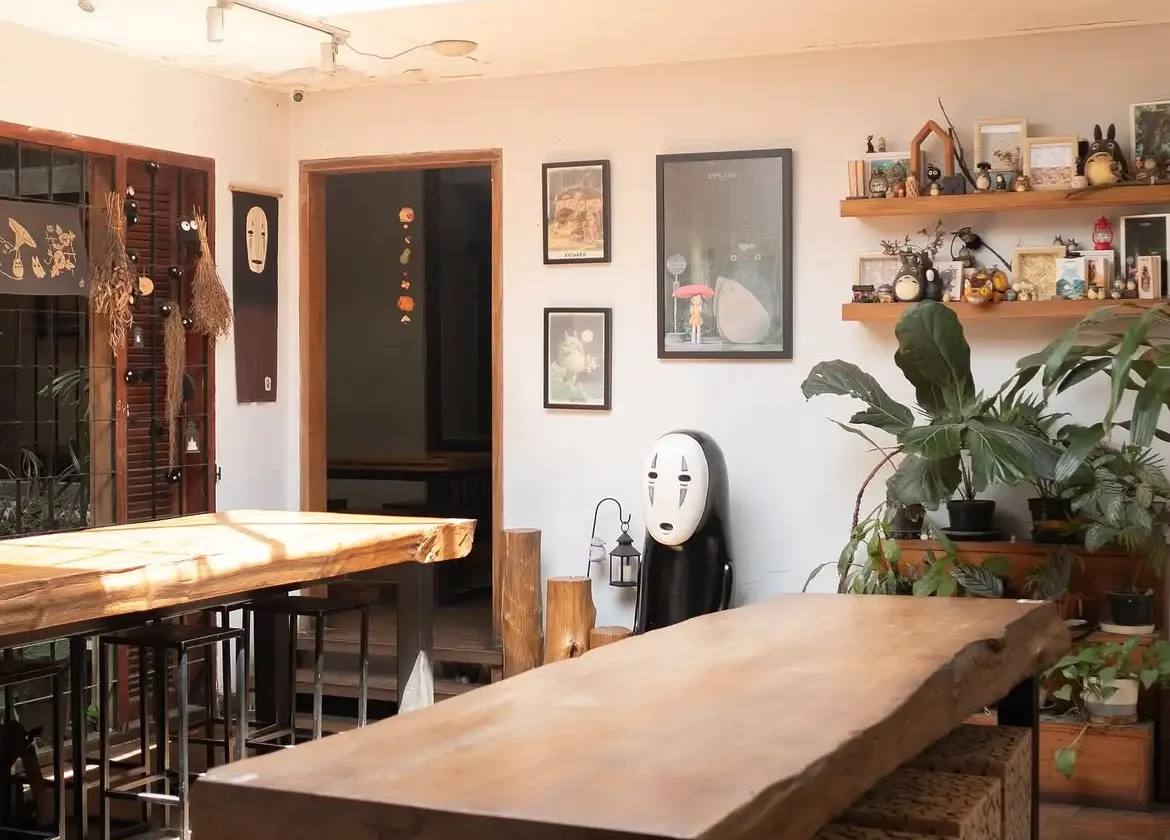 taman hijau dan dekorasi ala anime di Kurokoffee