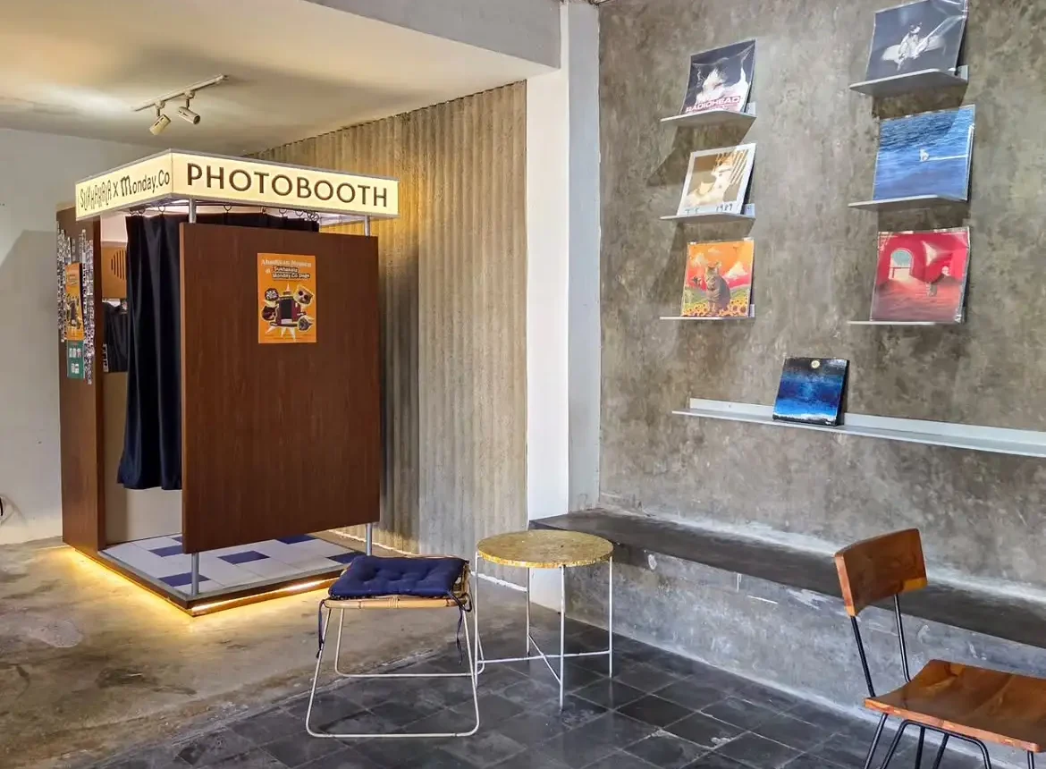 interior hangat Monday Co, cafe pilihan pertama untuk waktu sendiri di Bandung