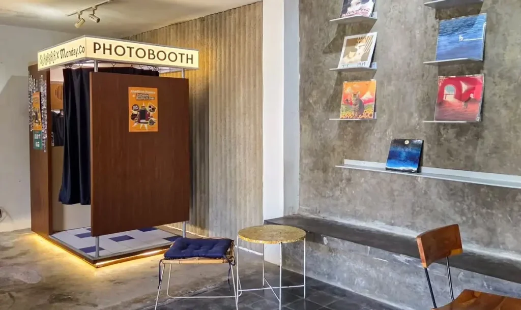 interior hangat Monday Co, cafe pilihan pertama untuk waktu sendiri di Bandung