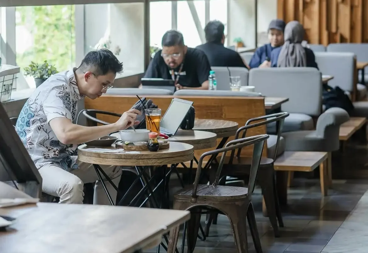 suasana cafe 180 yang cocok untuk nugas