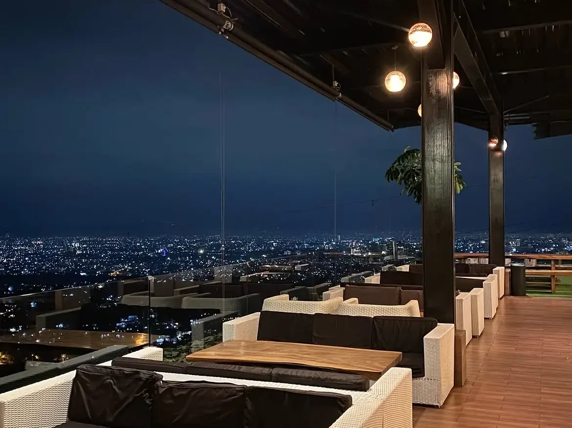 Skylinebestviewresto- memiliki view keindahan kota bandung dari rooftop