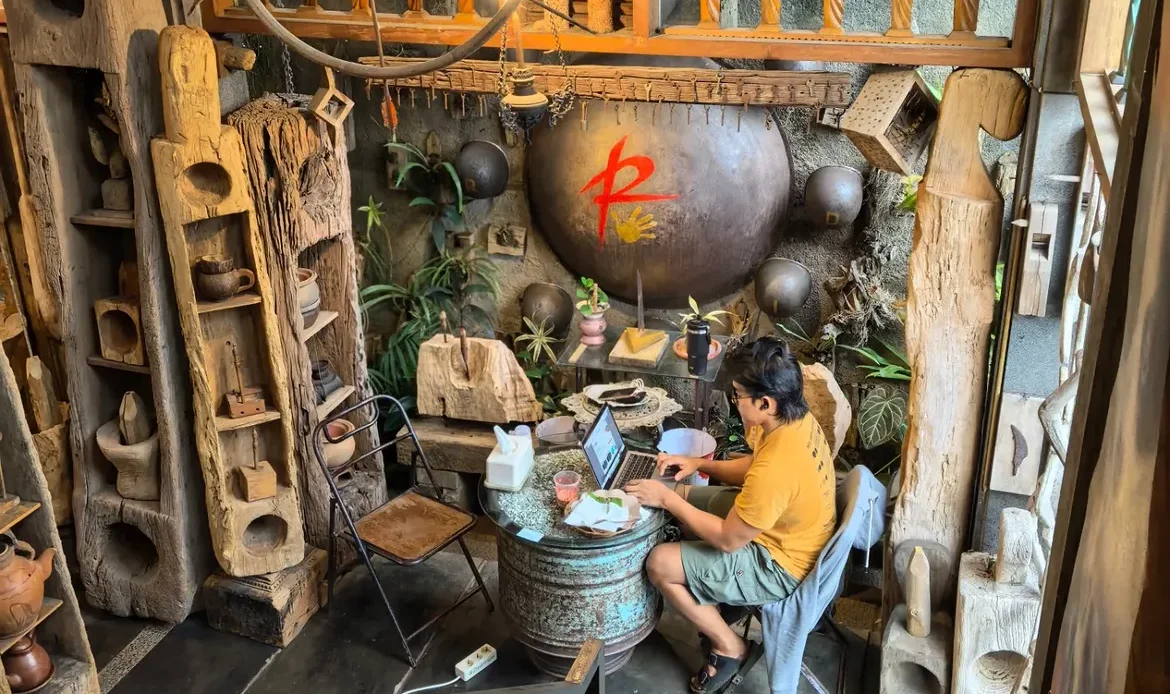 bernuansa klasik dan penuh dengan barang antik di Studio Rosid Cihapit