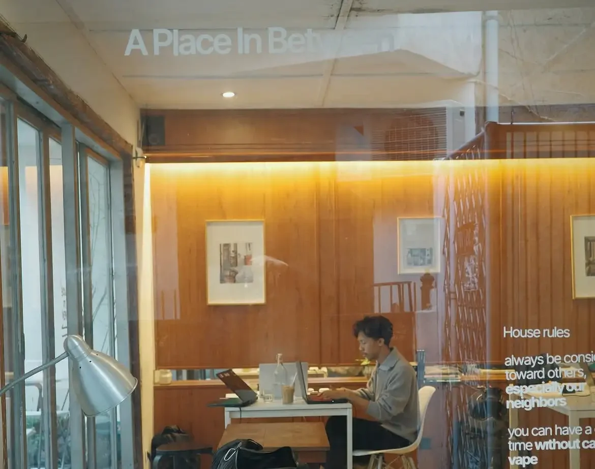 area duduk industrial di A Place In Between, hidden gem dalam gang