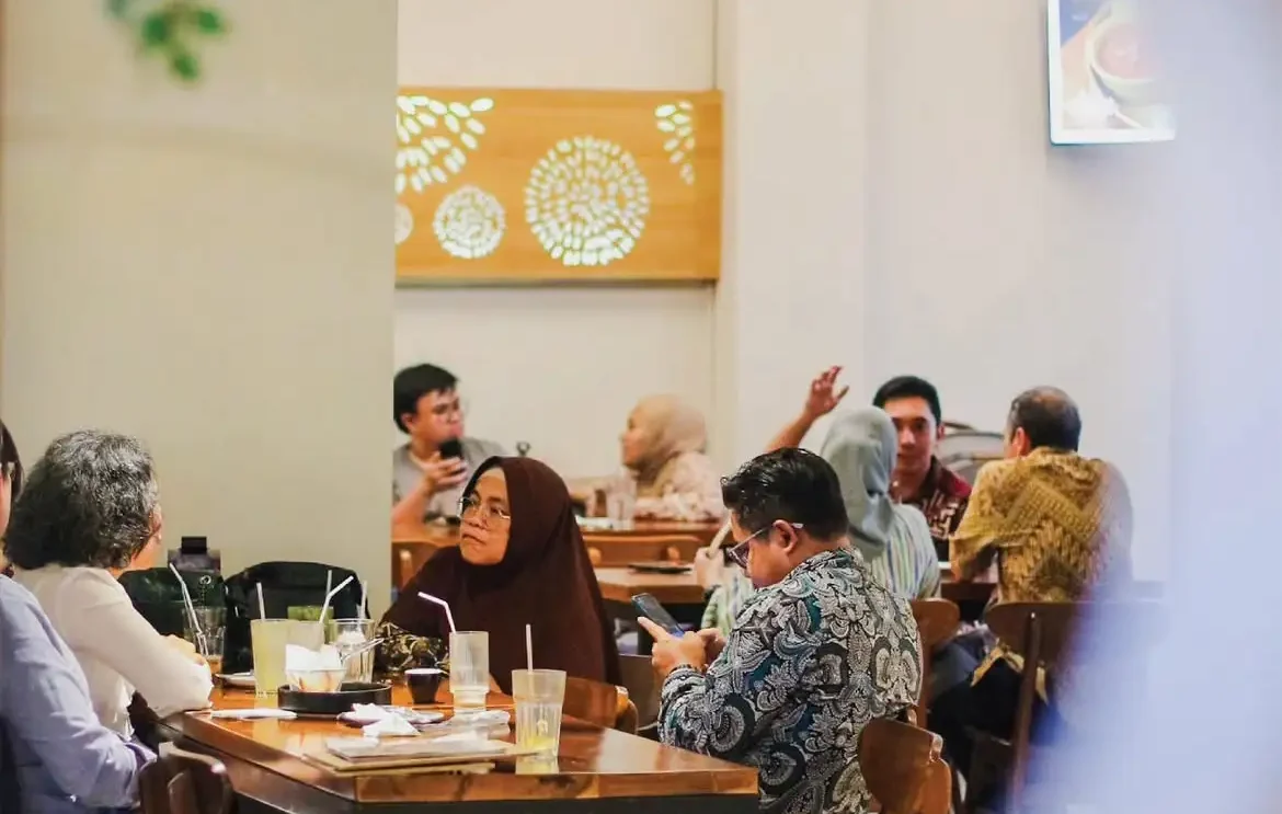 suasana cafe delapan padi yang cocok untuk kerjain tugas