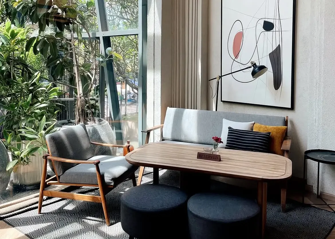 meja makan minimalis di Saka Bistro Cafe